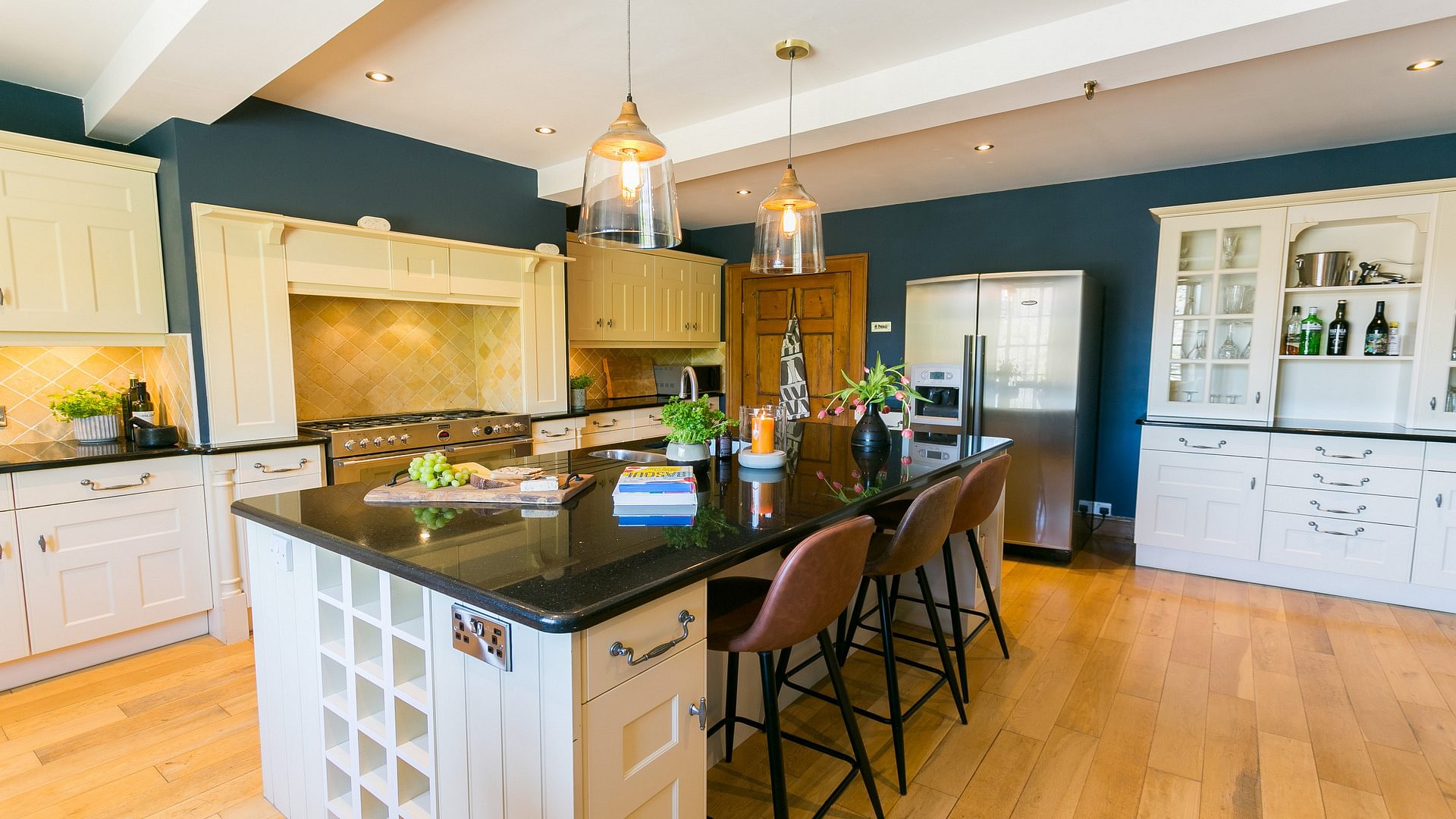 Ty Castell 1 A Bulkeley place Beaumaris Anglesey LL588 AP Boltholes kitchen seating 1920x1080