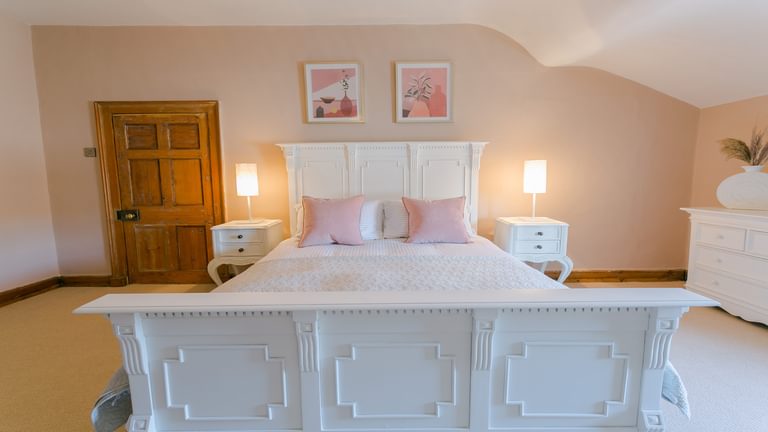 Ty Castell 1 A Bulkeley place Beaumaris Anglesey LL588 AP Boltholes pink bed 1920x1080