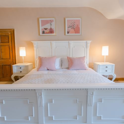 Ty Castell 1 A Bulkeley place Beaumaris Anglesey LL588 AP Boltholes pink bed 1920x1080