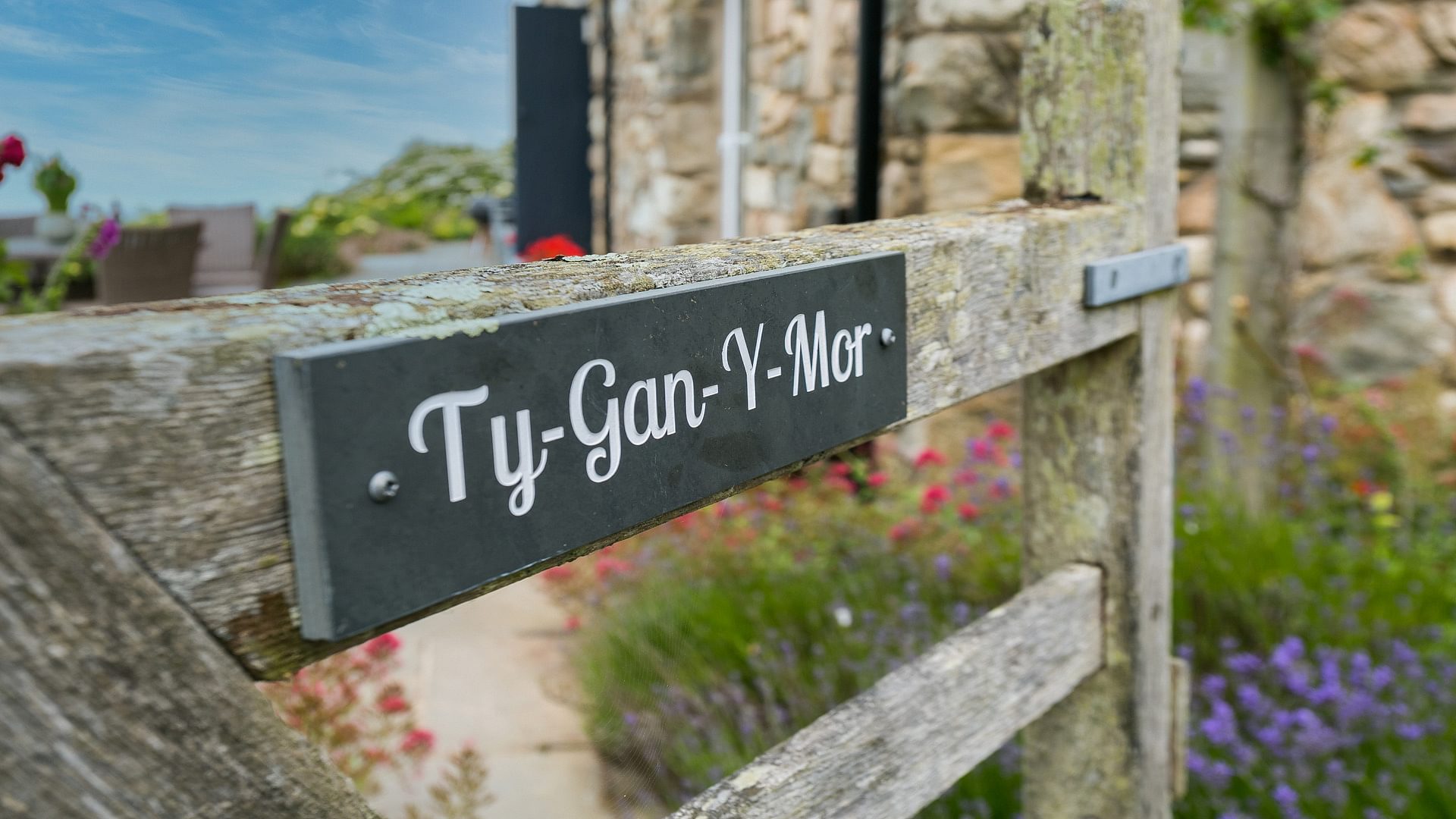 Ty Gan Y Mor Nefyn Pwllheli Gwynedd Nefyn Pwllheli LL53 6 LN sign gate 1920x1080