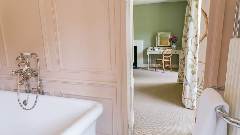 Ty Fry Manor rhoscefnhir Pentraeth Anglesey LL75 8 YT bath bedroom 1920x1080