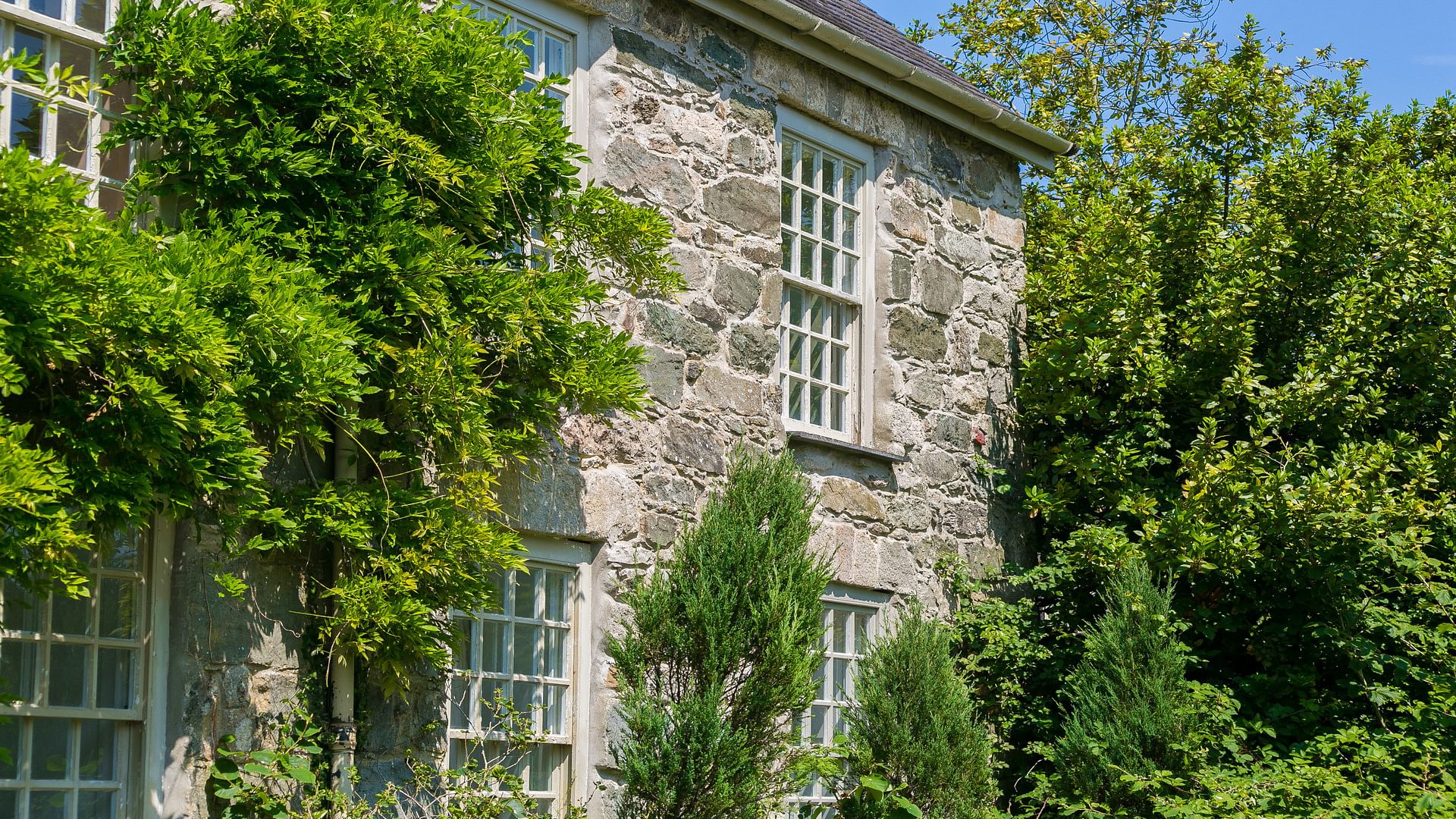 Ty Fry Manor rhoscefnhir Pentraeth Anglesey LL75 8 YT front window 1920x1080