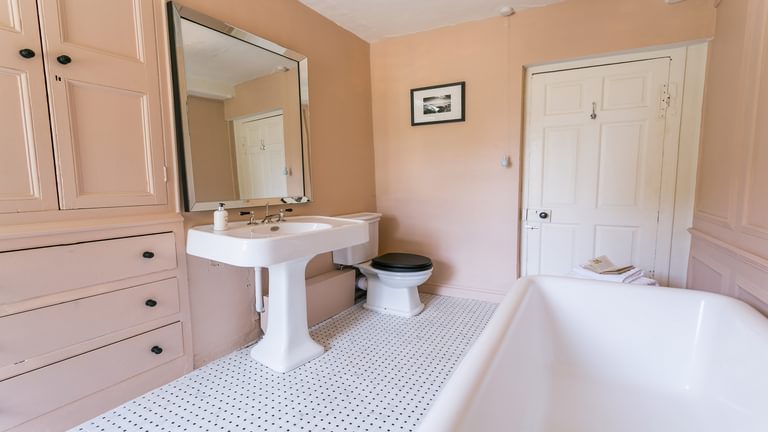 Ty Fry Manor rhoscefnhir Pentraeth Anglesey LL75 8 YT pink bathroom too 1920x1080