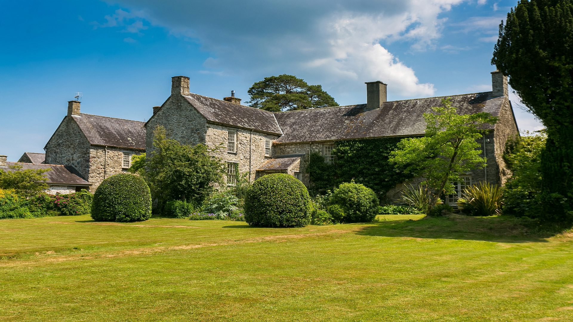 Ty Fry Manor rhoscefnhir Pentraeth Anglesey LL75 8 YT rear lawn 1920x1080