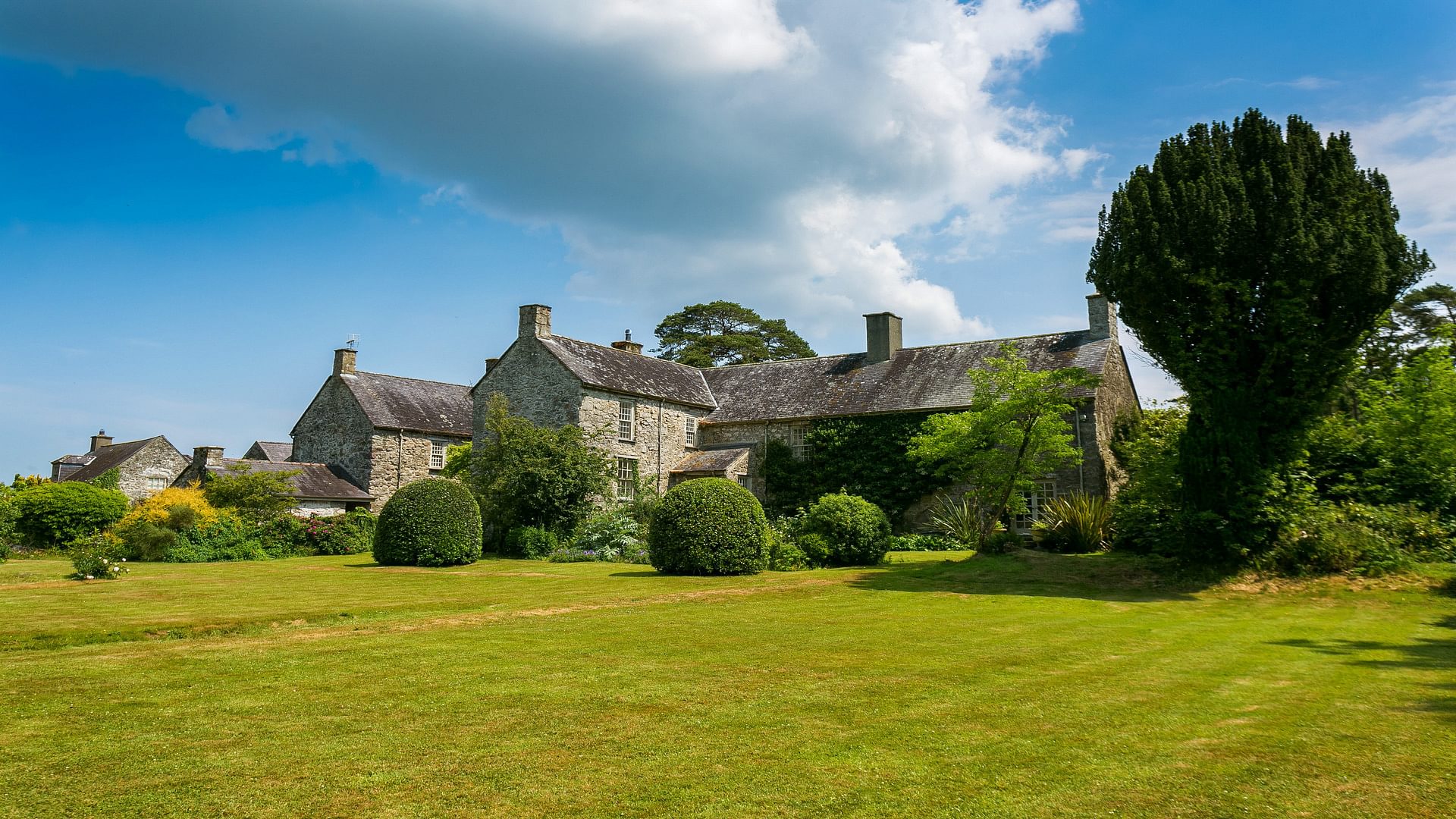 Ty Fry Manor rhoscefnhir Pentraeth Anglesey LL75 8 YT rear sky 1920x1080