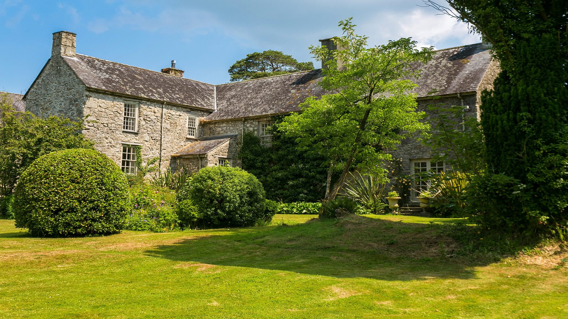 Ty Fry Manor rhoscefnhir Pentraeth Anglesey LL75 8 YT rear 1920x1080