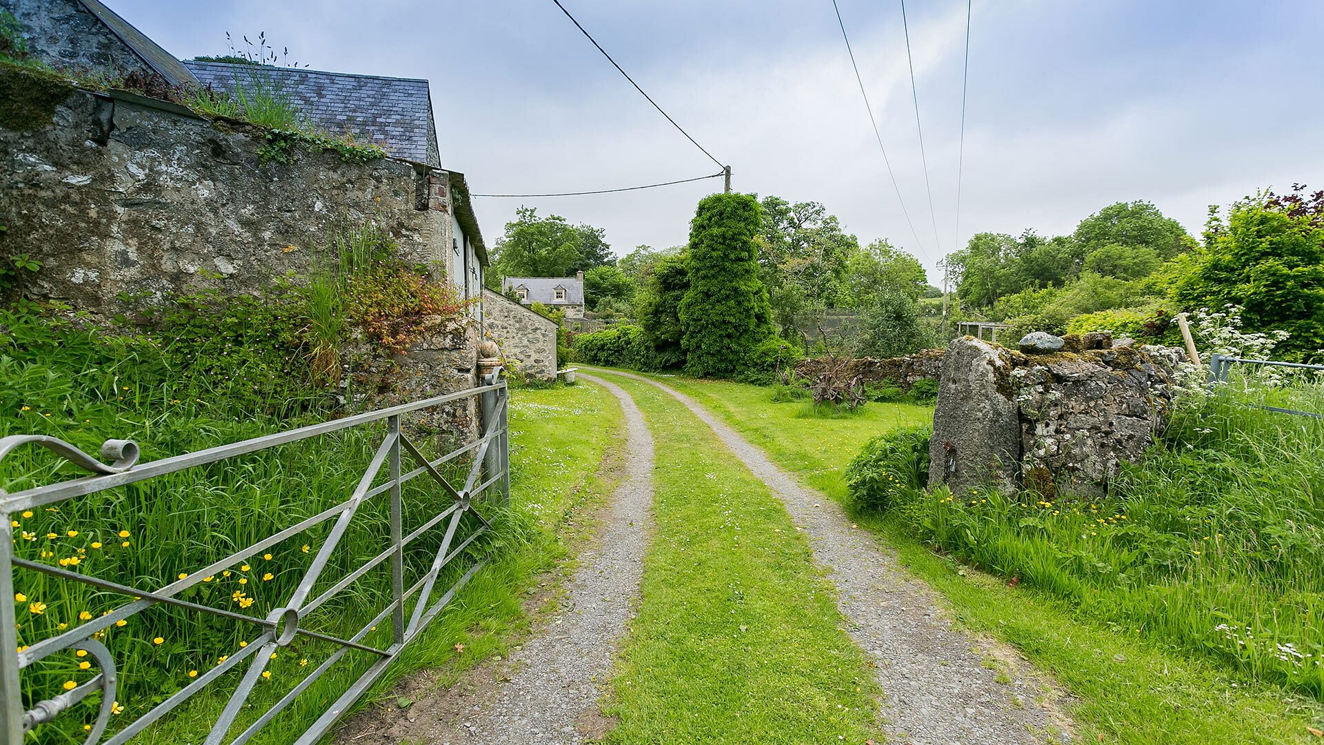 Ty Fry Pentraeth Anglesey driveway 2 1920x1080