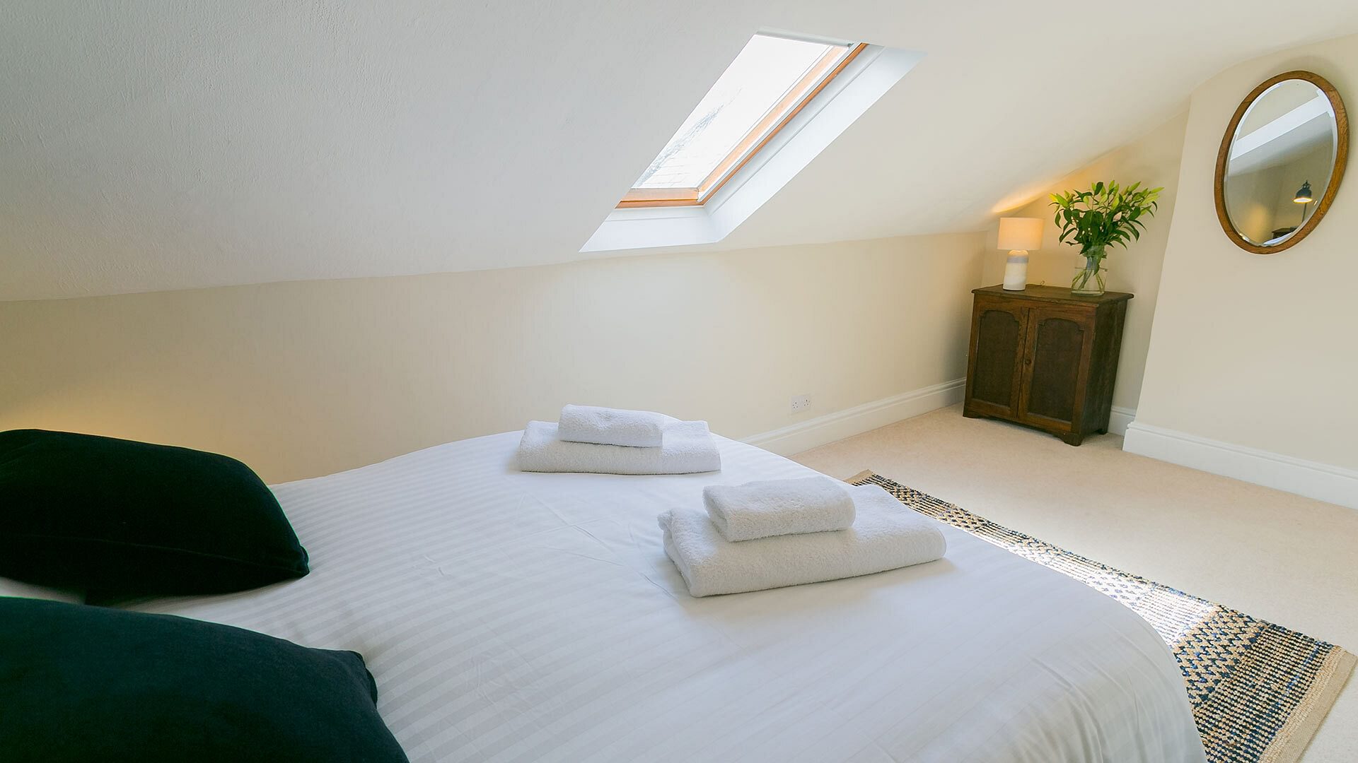 Ty Medi Beaumaris Anglesey king bedroom 2 1920x1080