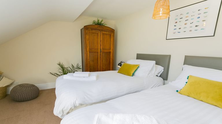 Ty Medi Beaumaris Anglesey twin bedroom 3 1920x1080