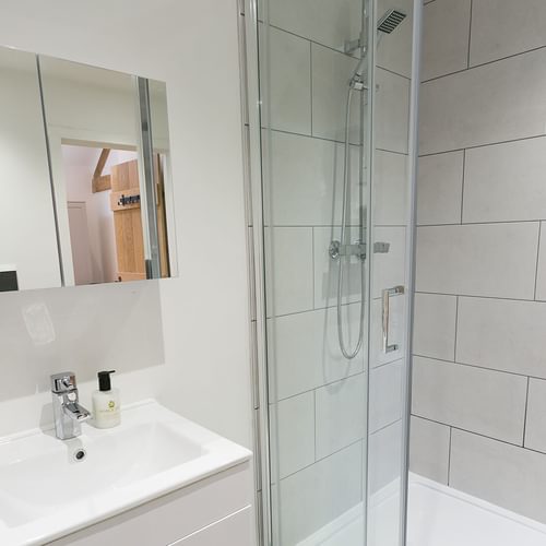 Ty Meryl Brynsiencyn Anglesey super king bedroom bathroom 3 1920x1080
