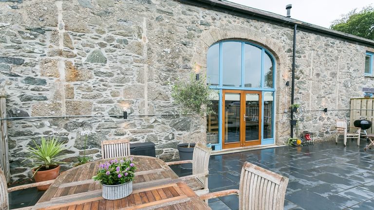 Ty Meryl Brynsiencyn Anglesey front patio 1920x1080