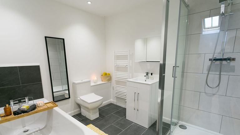 Ty Meryl Brynsiencyn Anglesey super king bedroom bathroom 4 1920x1080