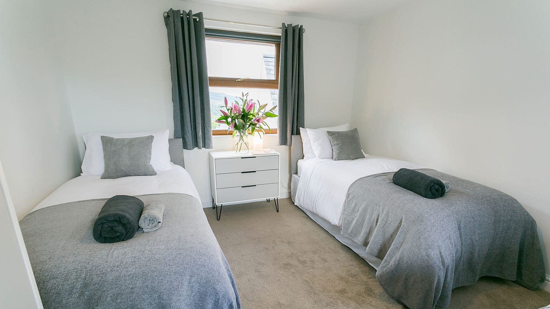 Tyan Y Bryn Bach Llanllechid Snowdonia twin bedroom 1920x1080