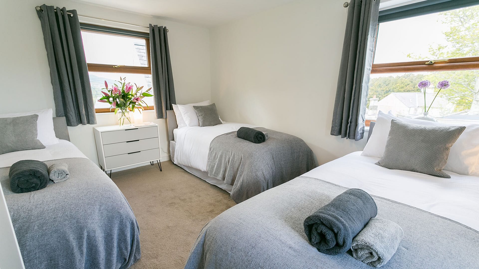 Tyan Y Bryn Bach Llanllechid Snowdonia twin bedroom 2 1920x1080