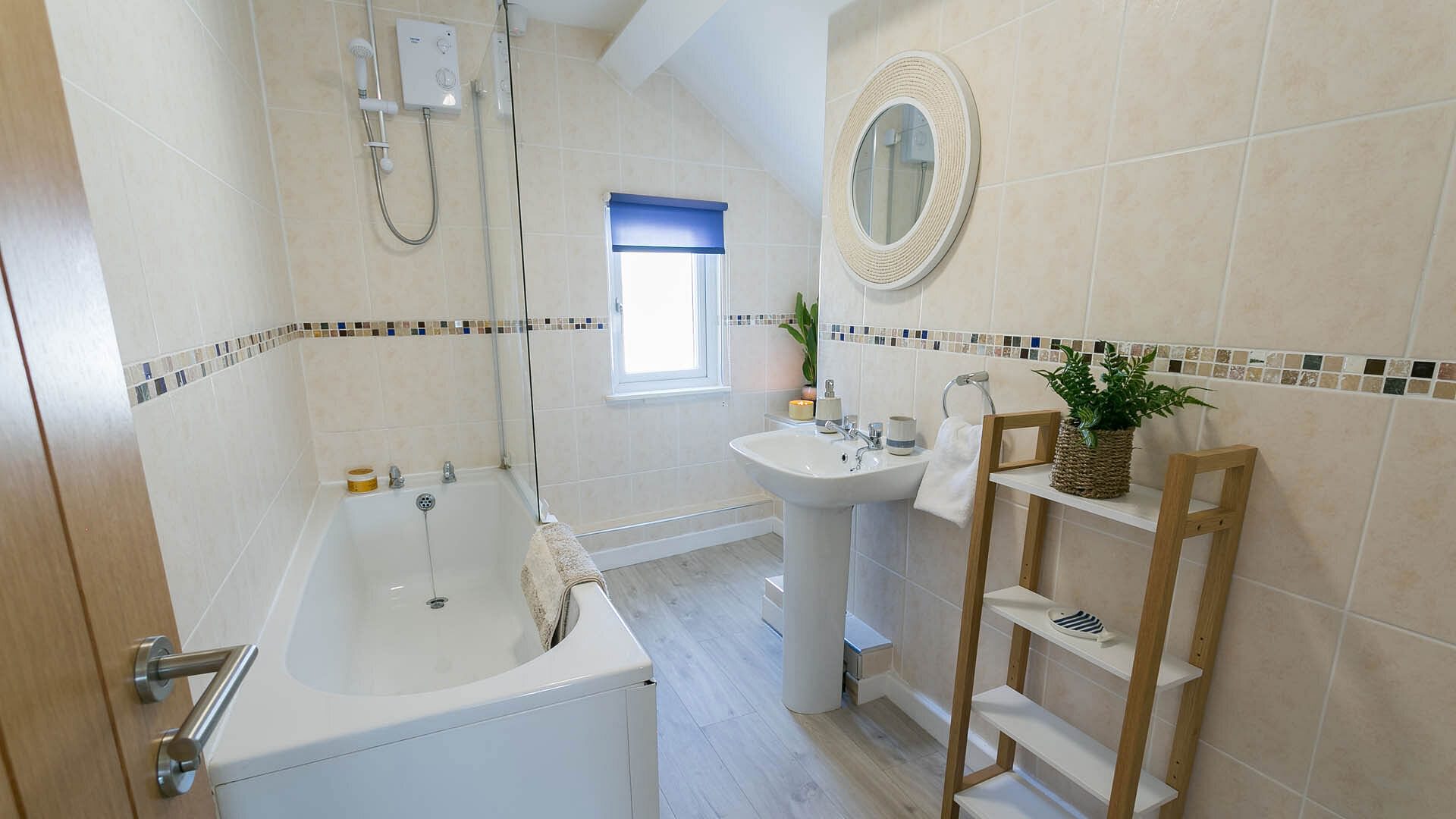 Y Bwthyn Rhosneigr Anglesey family bathroom 6 1920x1080