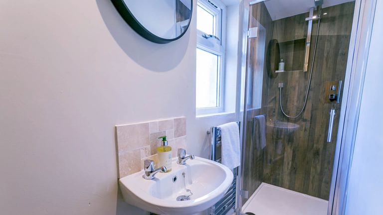 Y Bwthyn Rhosneigr Anglesey shower room 1920x1080