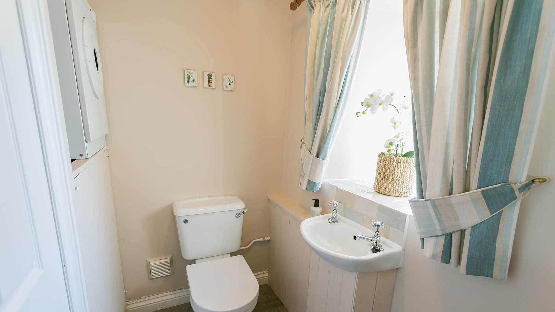 Y Stabal Church Bay Anglesey ensuite bathroom 6 1920x1080