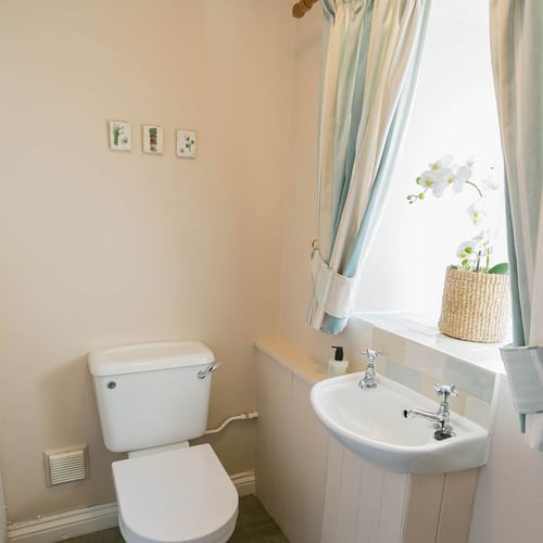 Y Stabal Church Bay Anglesey ensuite bathroom 6 1920x1080