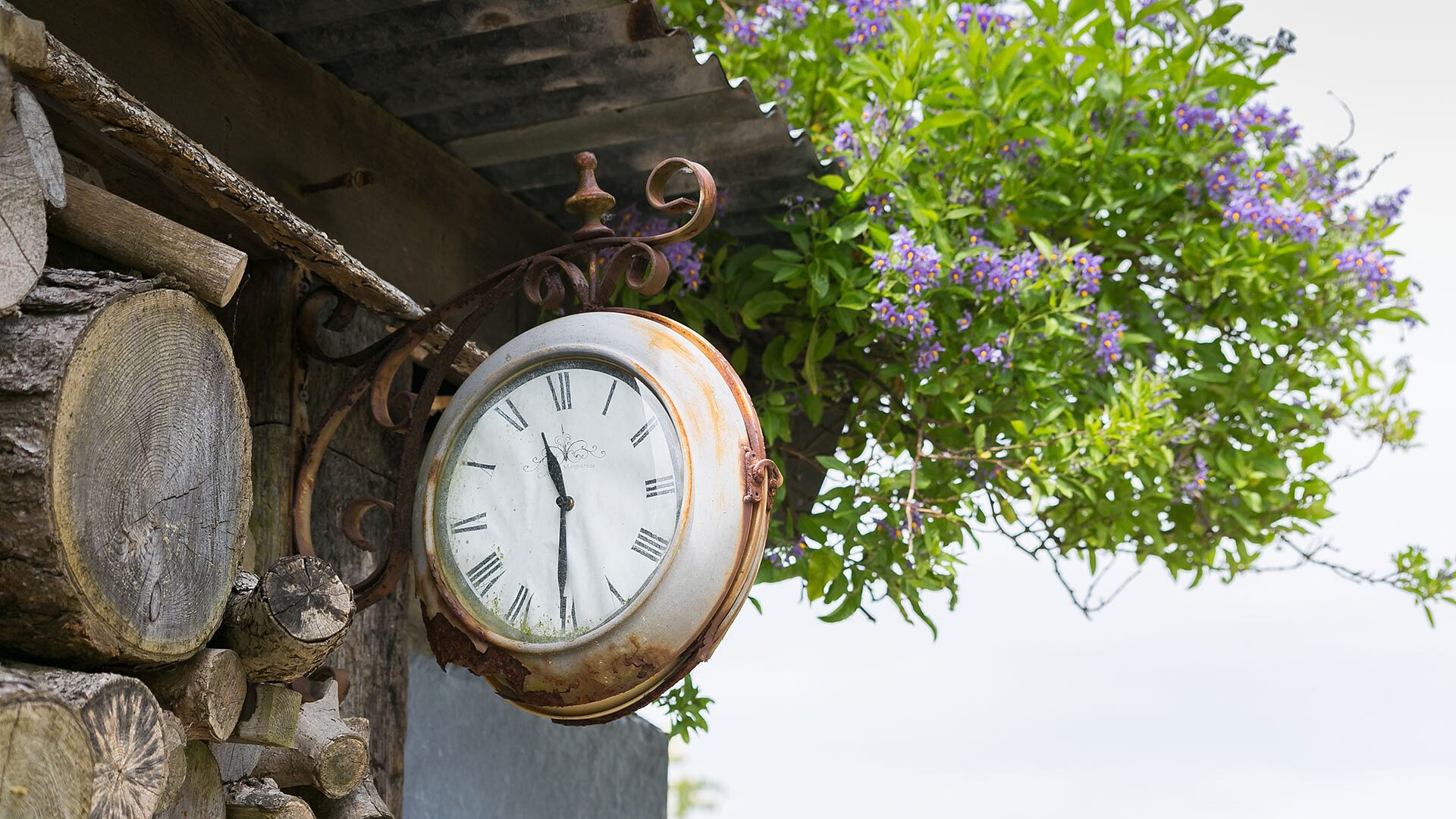 Ynys Hideout Lligwy Anglesey outdoor clock 2 1920x1080