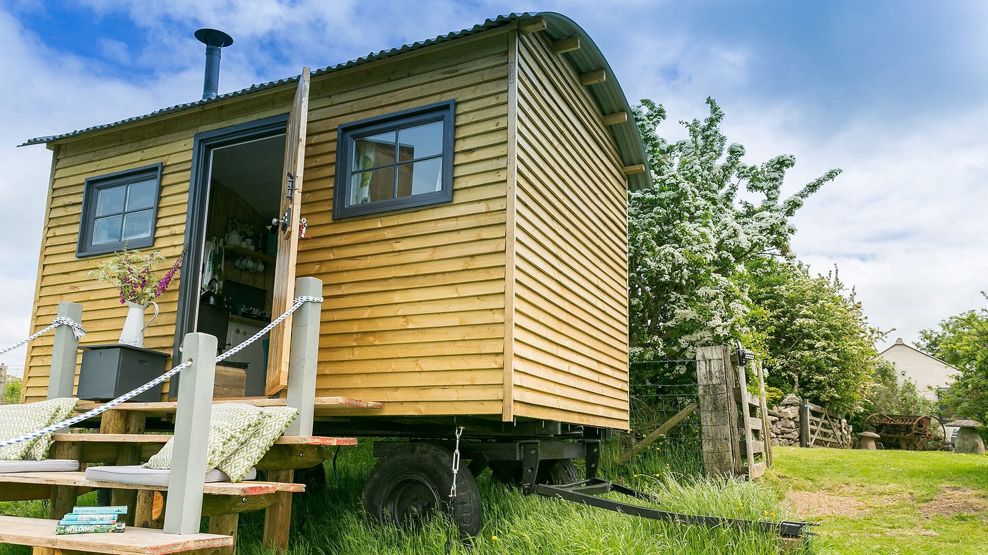 Ynys Hideout Lligwy Anglesey shepherds hut deck 4 1920x1080