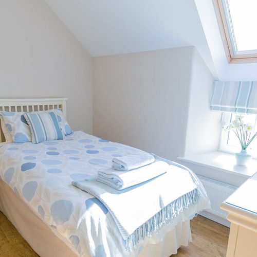 Yr Efail Church Bay Anglesey twin bedroom 3 1920x1080