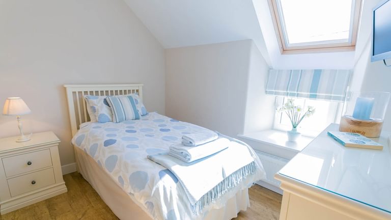 Yr Efail Church Bay Anglesey twin bedroom 3 1920x1080