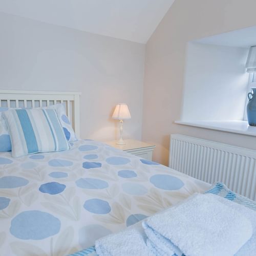 Yr Efail Church Bay Anglesey twin bedroom 1920x1080