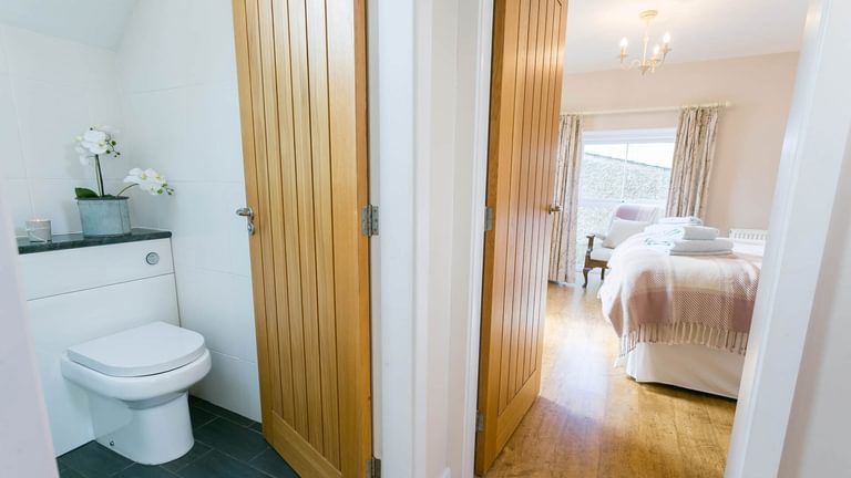 Yr Efail Church Bay Anglesey bedroom bathroom 1920x1080