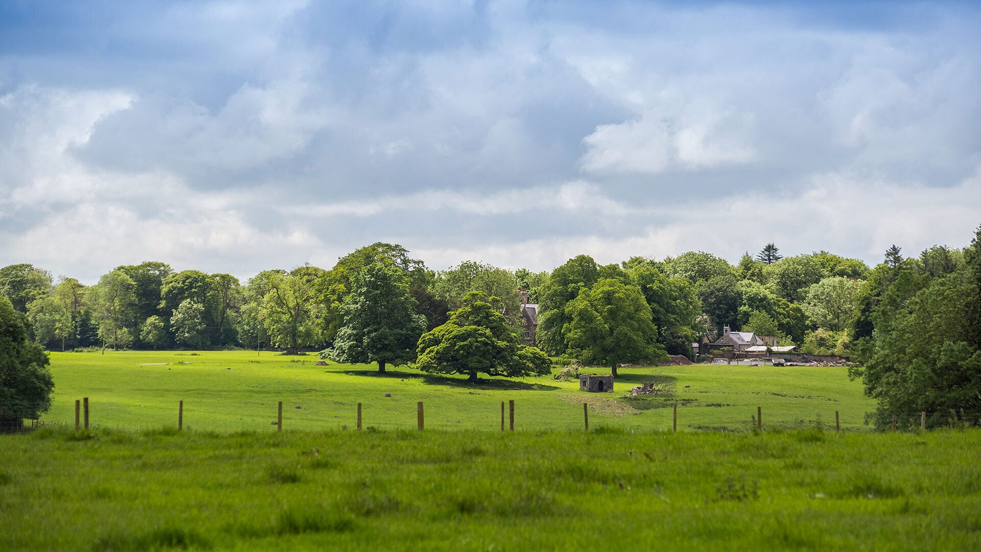 Ysgubor Wennol Brynsiencyn Anglesey grounds 2 1920x1080