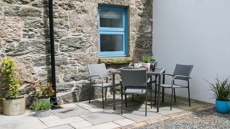 Ysgubor Wennol Brynsiencyn Anglesey patio 1920x1080