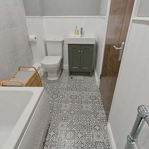 Boltholes and hideaways Beau Townhouse first floor twin bathroom bath with shower over 200123 181930