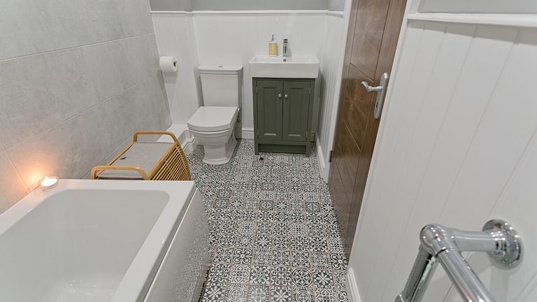 Boltholes and hideaways Beau Townhouse first floor twin bathroom bath with shower over 200123 181930